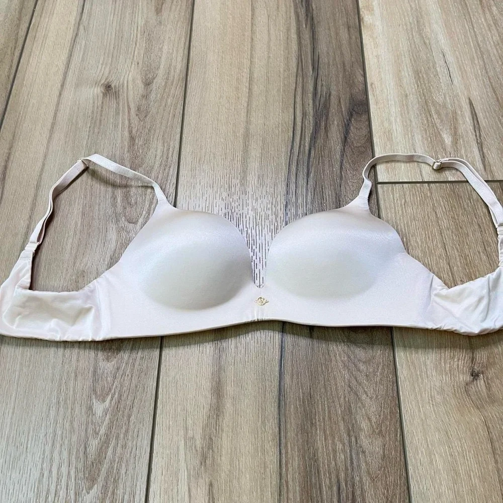 Victoria's Secret Push Up Nude Bra - Picture 2 of 5